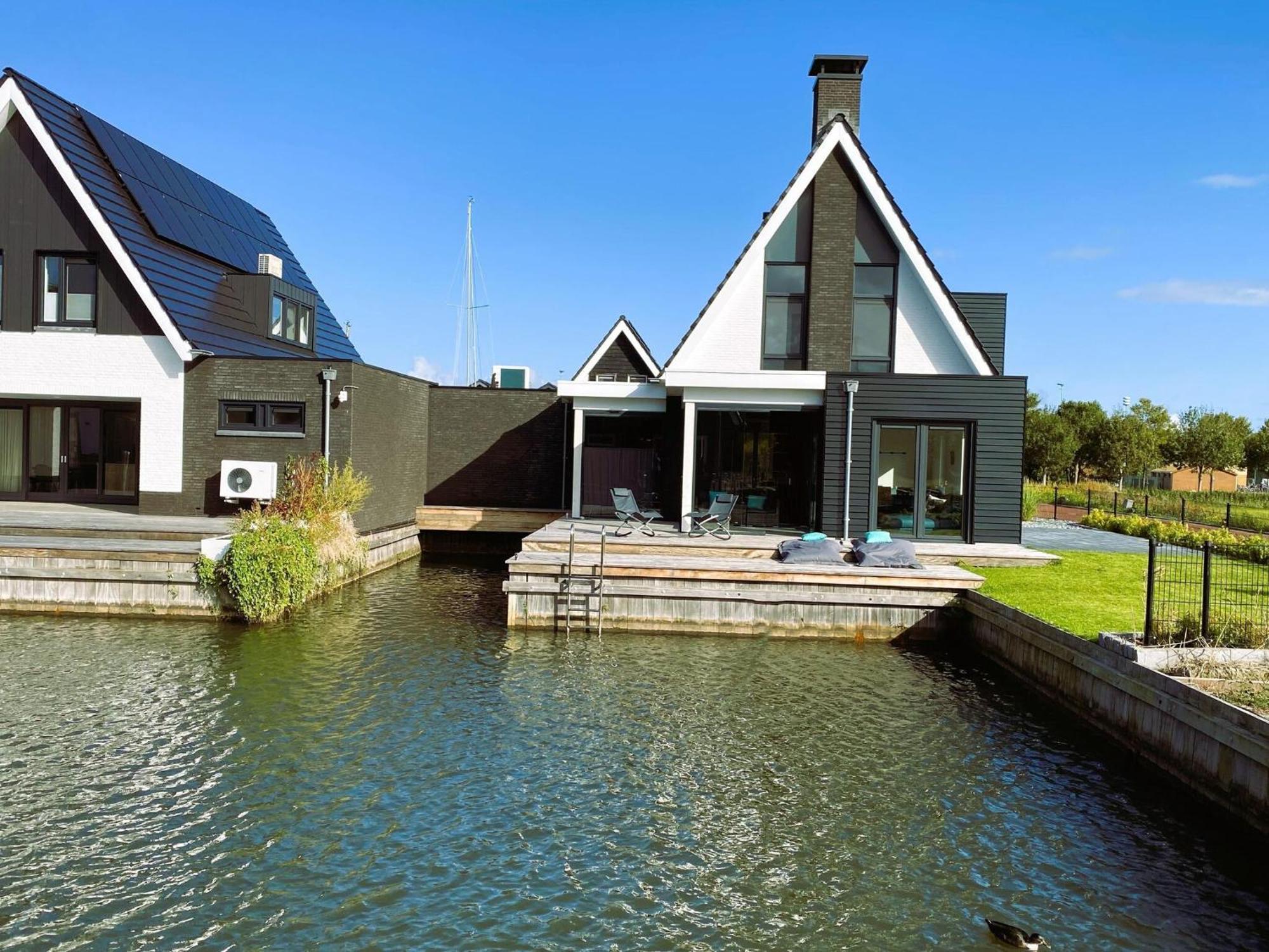 Peaceful Villa On The Water In 스타보렌 외부 사진