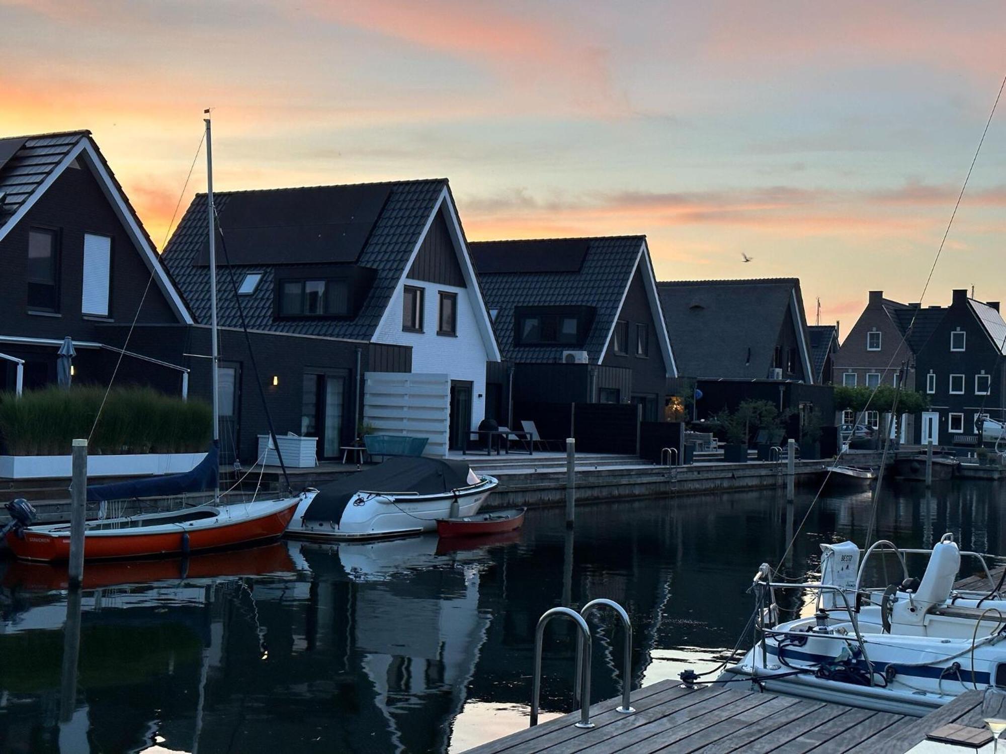 Peaceful Villa On The Water In 스타보렌 외부 사진